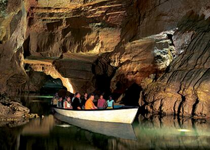 La excursión a las grutas de San José recorre un tramo fluvial de casi dos kilómetros e incluye una corta caminata.