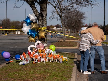 Flores y globos en recuerdo de las víctimas del tiroteo en un Walmart de Chesapeake (Virginia), en el que murieron seis personas más el autor de los disparos, que se suicidó.