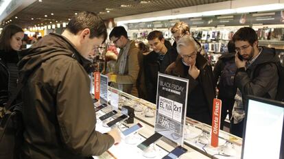 Clientes en un centro comercial en el Black Friday de 2016.