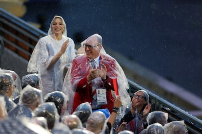 El príncipe Alberto II de Mónaco y la princesa Charlene de Mónaco aplauden durante la ceremonia de apertura de los Juegos Olímpicos.