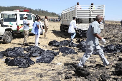 Equipes de resgate recolhem os corpos no local do acidente. As vítimas eram de mais de 30 nacionalidades diferentes, segundo a companhia aérea