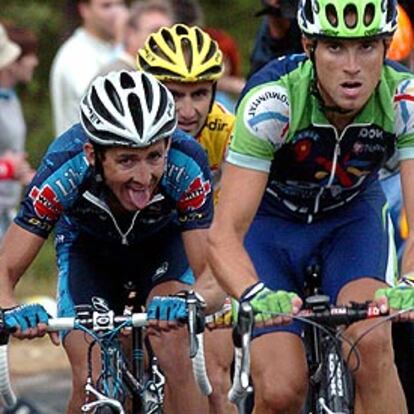 Valverde, en plena subida por delante del fatigado Heras y de Piepoli, en la etapa de ayer.