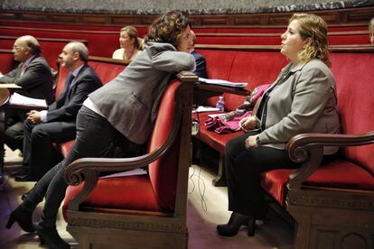 Las concejales del PP Beatriz Simón y María Ángeles Ramón-Llin minutos antes de iniciarse el pleno de hoy.