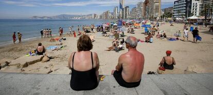 Turistas en la playa de Benidorm (Alicante)