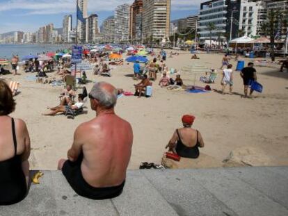 Turistas en la playa de Benidorm (Alicante)