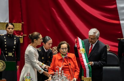 Claudia Sheinbaum recibe la banda presidencial de Ifigenia Martínez en la Cámara de Diputados.