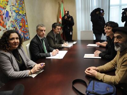 El lehendakari, a l'esquerra, al costat del secretari de Pau i Convivència, davant dels tres representants d'Etxerat.