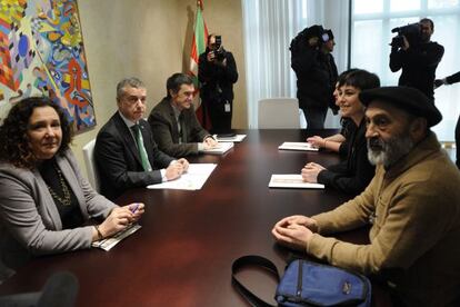 El lehendakari a la izquierda junto al secretario de Paz y Convivencia, frente a los tres representantes de Etxerat