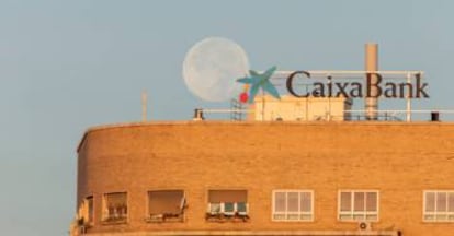Vista de un cartel publicitario de CaixaBank en Zaragoza este viernes.