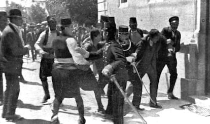 Princip, segundo por la derecha, capturado tras disparar al archiduque.