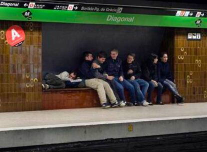 Jóvenes usuarios del metro de Barcelona, a las 3.55 del domingo.