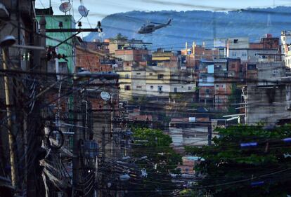 Un helicóptero de la policía sobrevuela la Favela da Mare en Río de Janeiro (Brasil).