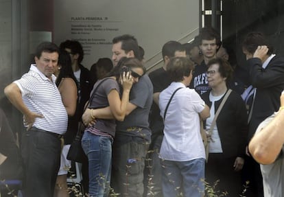 Familiares de las víctimas del accidente ferroviario ocurrido anoche en las inmediaciones de Santiago de Compostela esperan hoy información sobre el estado de sus allegados, en el edificio empresarial Cersia, habilitado por el Ayuntamiento de la capital compostelana.