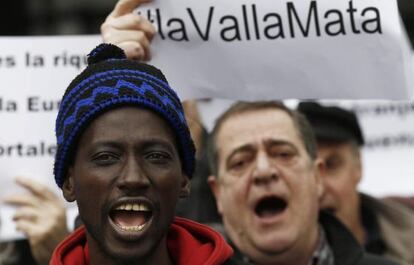 Concentración convocada por SOS-Racismo por la muerte de al menos 15 subsaharianos que intentaban entrar en Ceuta.