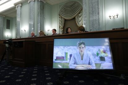 Antigone Davis testifica ante un comité de Comercio del Senado