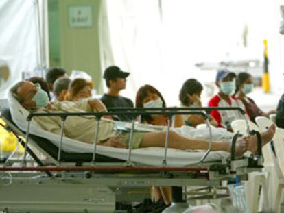 Pacientes de un hospital de Singapur antes de ser sometidos al test de la neumonía asiática.