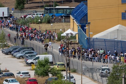 Inmigrantes en la comisaría de extranjería de Aluche (Madrid). 