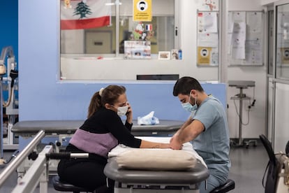 Mirna Habbouch, de 36 años, durante las sesiones de rehabilitación en el hospital Hotel Dieu de Beirut el pasado miércoles.