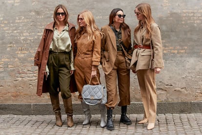 Ponte de acuerdo con tus amigas. A las nórdicas les encanta posar en grupo (y ponerse de acuerdo antes de ir a los desfiles para asegurarse la foto de la jornada). Visualmente el beige se vuelve mucho más contemporáneo cuando se ve en estilismos tan distintos –y a la vez similares– entre sí.