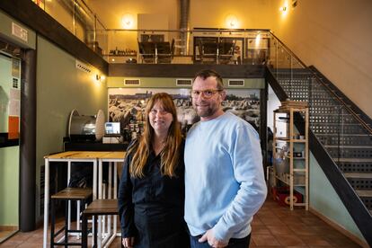 Flor y Federico, inmigrantes argentinos, en su restaurante en Paredes de Nava (Palencia).