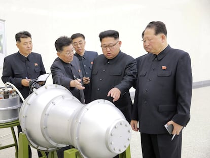 Kim Jong Un muestra elementos de su programa de armas nucleares en una imagen difundida por la agencia norcoreana KCN en septiembre de 2017.