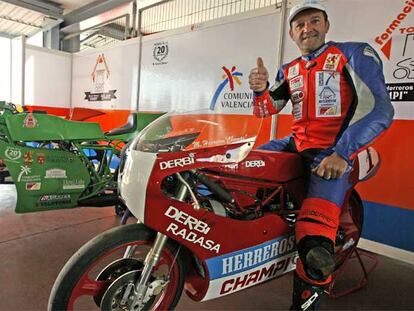 Tras su campeonato mundial de 80cc en 1989 con la Derbi sobre la que aparece en la foto, el valenciano Champi Herreros cambió la competición por las labores agropecuarias. Su regreso al Jarama ha sido por todo lo alto: ayer, al manillar de la Yamaha 125, batió a motos más potentes.