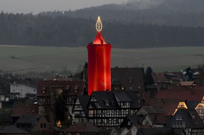 Una vela gigante de 42 metros de altura se eleva en Schlitz, en el centro de Alemania, 30 de noviembre de 2013.