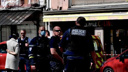 Agentes de la policía francesa inspeccionan en lugar del ataque, en Romans-sur-Isère.