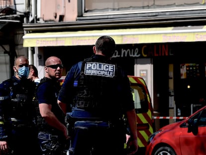 Agentes de la policía francesa inspeccionan en lugar del ataque, en Romans-sur-Isère.