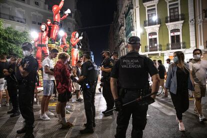 La policía Local intensifica los dispositivos de seguridad con motivo de las Fallas. En la imagen, en el barrio de Russafa la noche del viernes al sábado pasados.