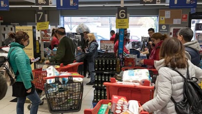 Clientes de un supermercado de Madrid. 