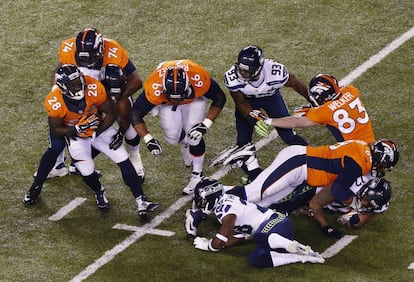 O Running Back Montee Ball e o Running Back dos Broncos correm com a bola