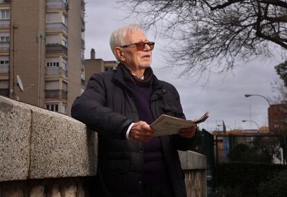 Miguel Pérez, suscriptor de El País, este viernes en el barrio de Aluche en Madrid.