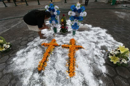 Un memorial improvisado en Ajalpan (Estado de Puebla), luego del linchamiento de dos encuestadores, en 2015.