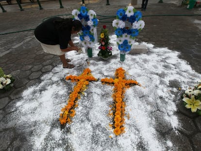 Un memorial improvisado en Ajalpan (Estado de Puebla), luego del linchamiento de dos encuestadores, en 2015.