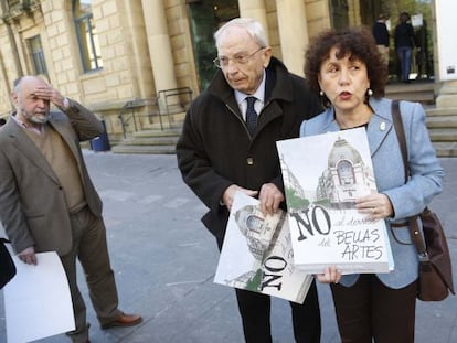 Representantes de la sociedad Ancora, antes de su comparecencia ante los medios.