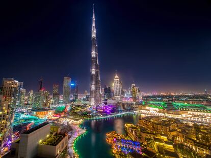 El gigantesco Rascacielos Burj Khalifa, de 829 metros, en la ciudad de Dubái.