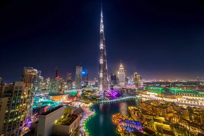 El gigantesco Rascacielos Burj Khalifa, de 829 metros, en la ciudad de Dubái.