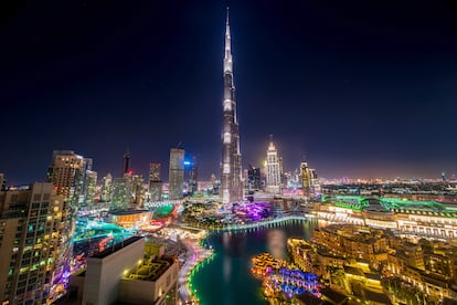 El gigantesco Rascacielos Burj Khalifa, de 829 metros, en la ciudad de Dubái.