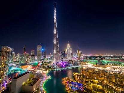 El gigantesco Rascacielos Burj Khalifa, de 829 metros, en la ciudad de Dubái.