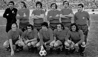 José Antonio Deusto, de pie a la izquierda, con la selección española en Stuttgart.