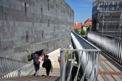 Entrada del Mumok, el museo de las vanguardias, en Viena.