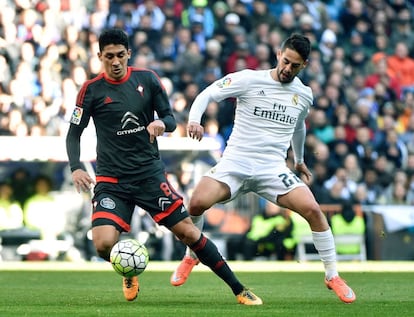 El centrocampista chileno del Celta de Vigo Pablo Hernández (i) compite con el centrocampista del Real Madrid Isco.