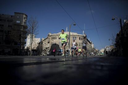 Corredores atraviesan la calle Jaffa durante la Maratón de Jerusalén (Israel). Alrededor de 25.000 personas de 60 nacionalidades diferentes participaron en las diversas carreras incluidas en la quinta edición de esta maratón que se celebra en la Ciudad Santa.