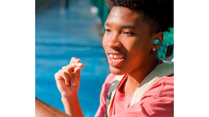 Auriculares inalámbricos de JBL sobre fondo blanco.