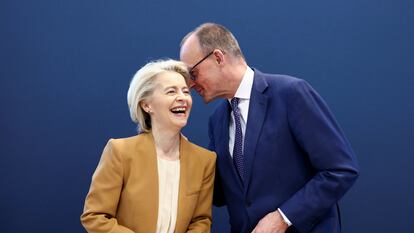 La presidenta de la Comisión Europea, Ursula von der Leyen, junto al líder del partido alemán Unión Demócrata Cristiana (CDU), Friedrich Merz, este lunes en Berlín.