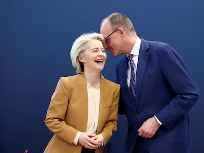 La presidenta de la Comisión Europea, Ursula von der Leyen, junto al líder del partido alemán Unión Demócrata Cristiana (CDU), Friedrich Merz, este lunes en Berlín.