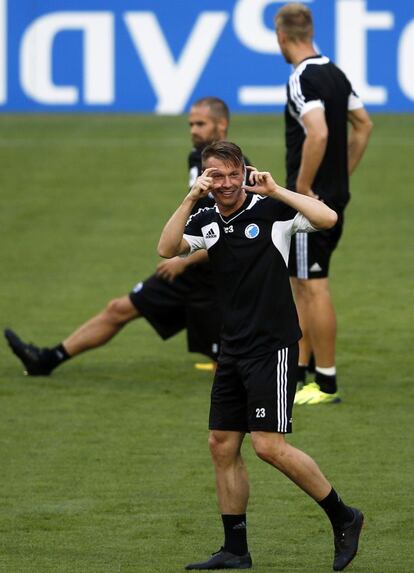 El jugador del Copenhagen Marvin Pourie pide que le hagan una foto en el cesped del Santiago Bernabéu.