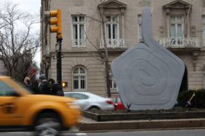 Vista de una escultura del artista cubano Alexandre Arrechea que representa una especie de manguera de incendio enrollada en forma de pentágono y rematada como elEmpire State, el rascacielos más famoso de Manhattan en Nueva York (EEUU).