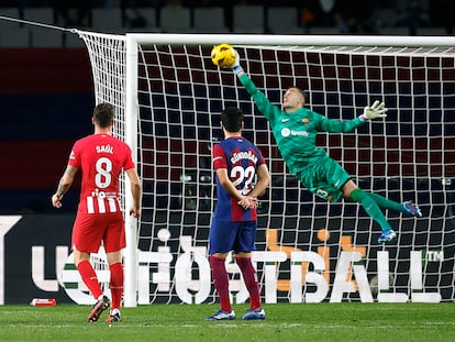 Iñaki Peña evitando el gol que hubiera significado el empate del Atlético de Madrid.